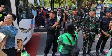 Bagikan Ribuan Mawar Untuk Anggota Polri dan TNI di Monas, Komunitas Ojol Tidak Mau Terprovokasi