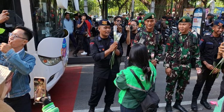 Bagikan Ribuan Mawar Untuk Anggota Polri dan TNI di Monas, Komunitas Ojol Tidak Mau Terprovokasi