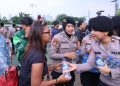 Aksi Humanis, Polwan Bagikan Air Mineral dan Roti untuk Massa Demo di Depan DPR