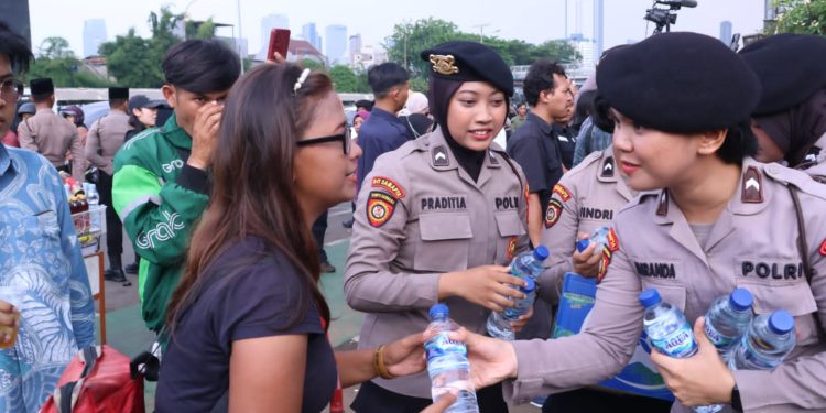 Aksi Humanis, Polwan Bagikan Air Mineral dan Roti untuk Massa Demo di Depan DPR
