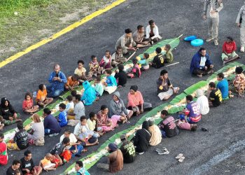 *Satgas Ops Damai Cartenz Gelar Makan Bersama Warga di Kiwirok Hadirkan Senyum dan Kebahagiaan