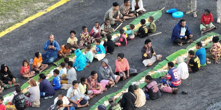 *Satgas Ops Damai Cartenz Gelar Makan Bersama Warga di Kiwirok Hadirkan Senyum dan Kebahagiaan