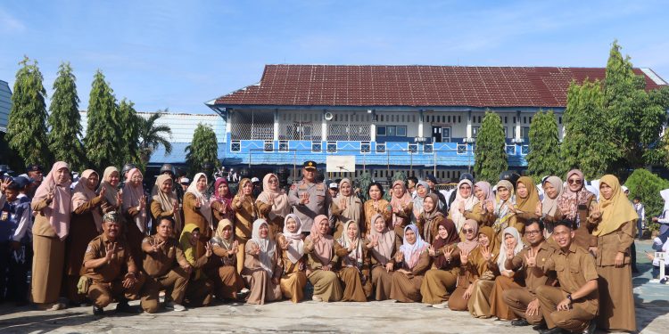 Wakapolda Bengkulu Pimpin Upacara Bendera di SMP N 4 Kota Bengkulu