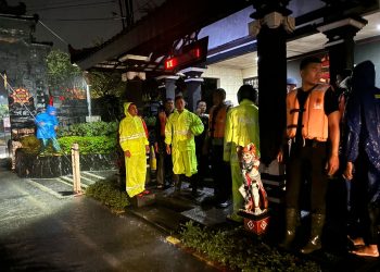 POLRI TUNJUKKAN KEPEDULIAN NYATA: 1.500 PAKET BANSOS DISALURKAN ALUMNI AKPOL 1990 UNTUK WARGA KUKAR*