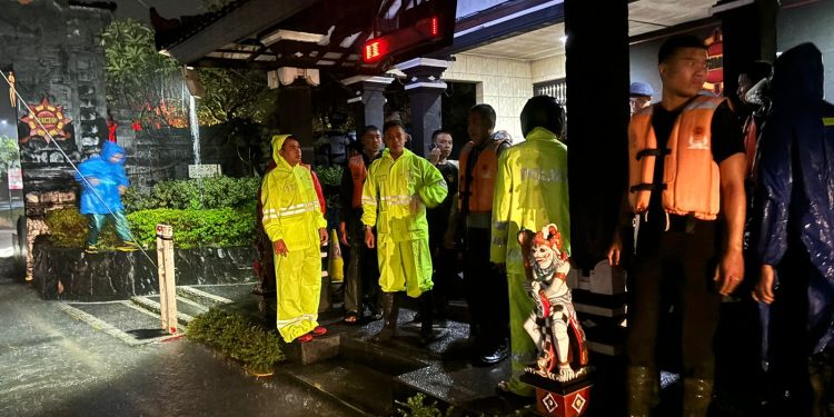 POLRI TUNJUKKAN KEPEDULIAN NYATA: 1.500 PAKET BANSOS DISALURKAN ALUMNI AKPOL 1990 UNTUK WARGA KUKAR*