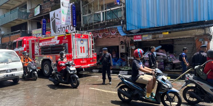 Pasca Banjir di Bali, Polisi Turun Bantu Warga Bersih-Bersih Lokasi Bencana