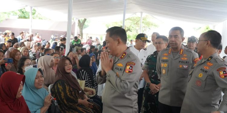 *Gerakan Pangan Murah Polri dan Jumat Berkah Polres Metro Jakarta Barat: Ribuan Warga Antusias Serbu Pasar Murah*