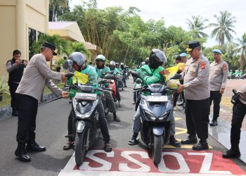 Wujud Kepedulian, Polda Bengkulu Salurkan Bansos kepada Ojol, Pekerja Konstruksi, dan Warga Sekitar yang Kurang Mampu