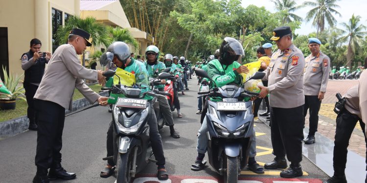Wujud Kepedulian, Polda Bengkulu Salurkan Bansos kepada Ojol, Pekerja Konstruksi, dan Warga Sekitar yang Kurang Mampu