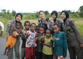 *Polwan Satgas Ops Damai Cartenz Berikan Sentuhan Humanis Bersama Anak-Anak Nduga