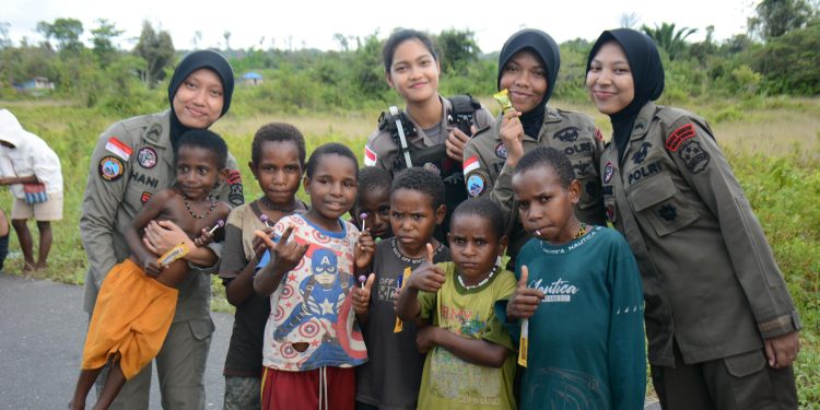 *Polwan Satgas Ops Damai Cartenz Berikan Sentuhan Humanis Bersama Anak-Anak Nduga