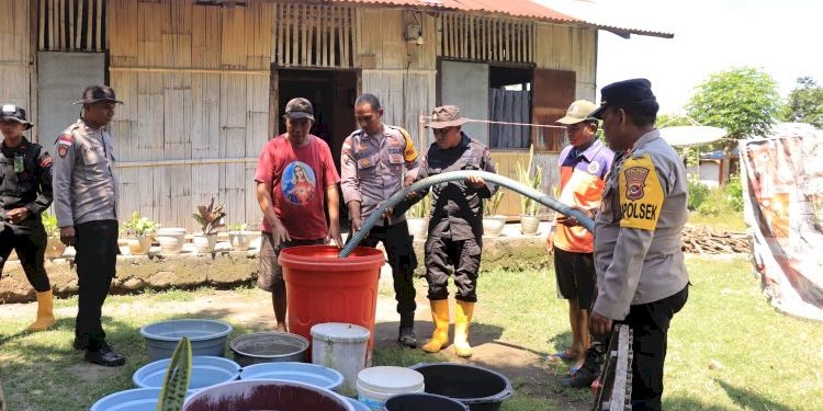 Polsek Mauponggo Salurkan Air Bersih bagi Korban Banjir di Nagekeo