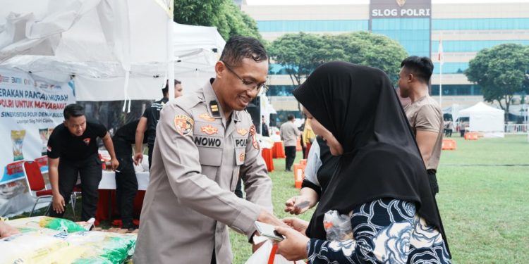 *Polri Gelar Gerakan Pangan Murah di Jakarta Timur*
