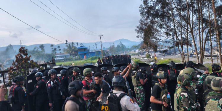 *Brimob Polda Papua Bersama Aparat Keamanan Setempat Berhasil Evakuasi Enam Personel TNI AD Satgas Maleo Kopassus di Yalimo, Tiga Luka Berat