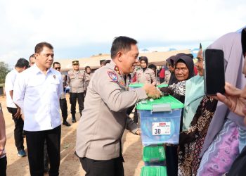 Polri Gelar Bakti Sosial 35 Tahun IKDB 90, Bagikan 1.485 Paket Sembako di Rempang Batam