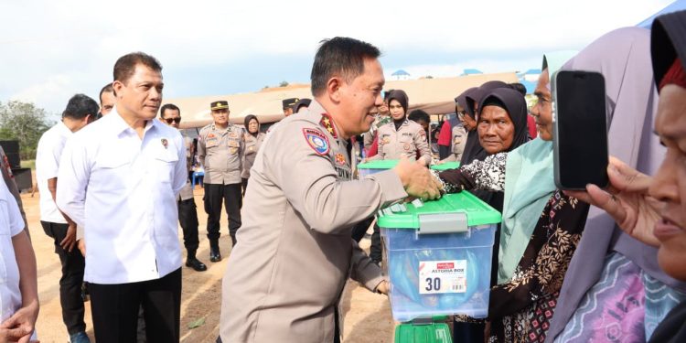 Polri Gelar Bakti Sosial 35 Tahun IKDB 90, Bagikan 1.485 Paket Sembako di Rempang Batam