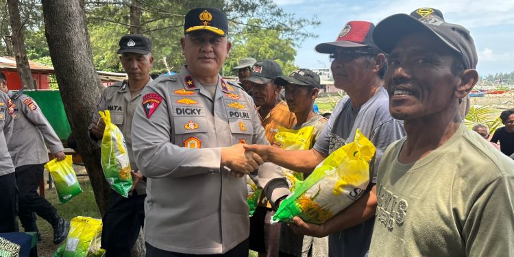 Jumat Curhat di Pantai Zakat, Wakapolda Bengkulu Dengar Keluhan Nelayan, Gelar Baksos dan Bakti Kesehatan.