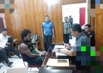 *Satgas Ops Damai Cartenz Kawal Serah Terima Tersangka Anis Telenggen ke Kejaksaan Negeri Nabire*