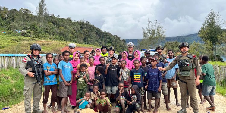 *Patroli Gabungan Satgas Ops Damai Cartenz Bersama Polres Paniai Disambut Hangat Warga Bibida*