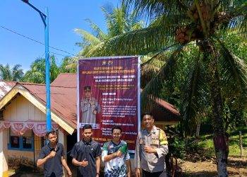 Polres Bengkulu Tengah Pasang Sticker Dan Spanduk  Himbauan di Desa Penyanggah PT. RAA