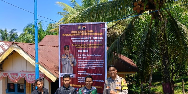 Polres Bengkulu Tengah Pasang Sticker Dan Spanduk Himbauan di Desa Penyanggah PT. RAA