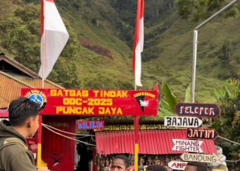 Personel Satgas Ops Damai Cartenz Sambangi Anak-anak di Pos Satgas Tindak Kulirik*