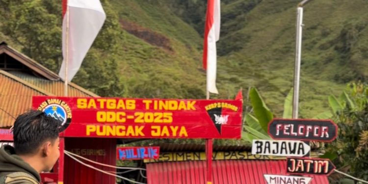 Personel Satgas Ops Damai Cartenz Sambangi Anak-anak di Pos Satgas Tindak Kulirik*