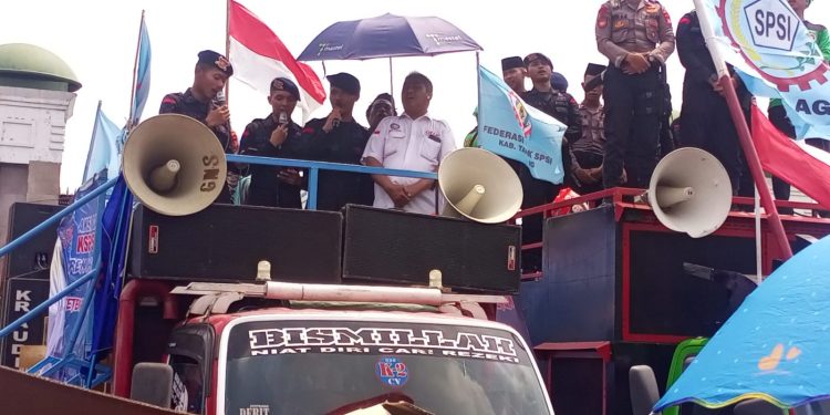 Buruh dan Polisi Gelar Sholawat dan Doa Bersama di Tengah Penyampaian Pendapat