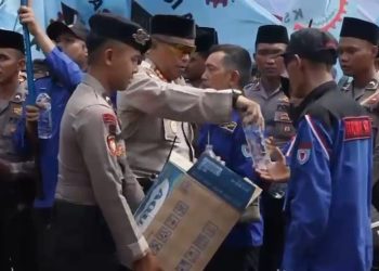 Polisi Bagikan Air Mineral dan Roti, Massa Buruh di DPR Sambut Hangat