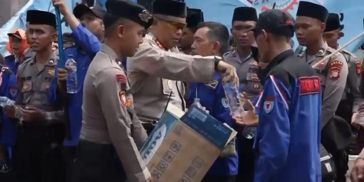 Polisi Bagikan Air Mineral dan Roti, Massa Buruh di DPR Sambut Hangat