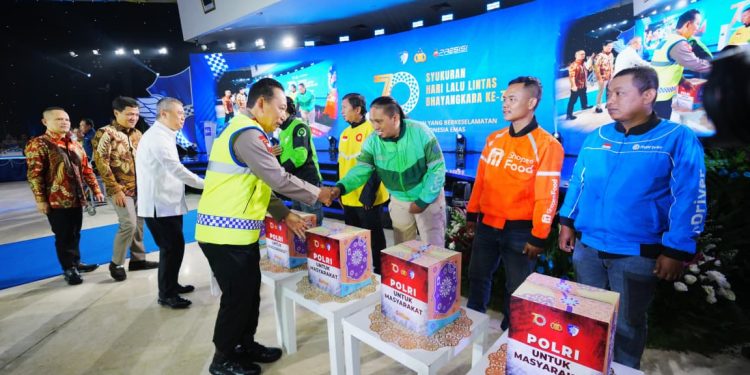 Hadiri Syukuran HUT Lalu Lintas ke-70, Kapolri Luncurkan Digital Korlantas dan Sematkan Pin Emas