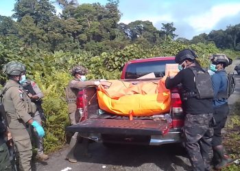 Satgas Operasi Damai Cartenz Evakuasi Dua Warga Korban Pembunuhan di Yahukimo