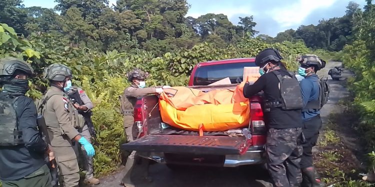 Satgas Operasi Damai Cartenz Evakuasi Dua Warga Korban Pembunuhan di Yahukimo