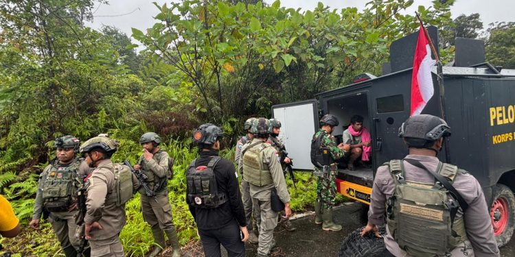 Satgas Ops Damai cartenz dan Aparat TNI-Polri Berhasil Mengevakuasi Korban Selamat dari Aksi KKB di Yahukimo