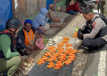 *Personel Ops Damai Cartenz Dukung Perekonomian Lokal dengan cara Belanja Hasil Bumi di Paniai Timur*