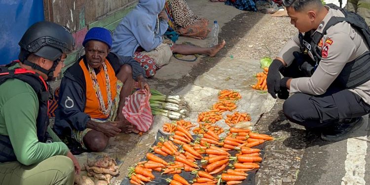 *Personel Ops Damai Cartenz Dukung Perekonomian Lokal dengan cara Belanja Hasil Bumi di Paniai Timur*