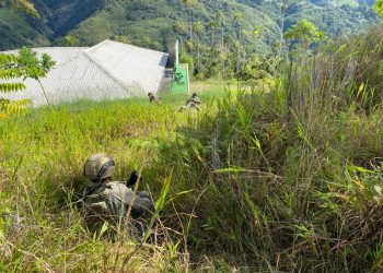 *Satgas Ops Damai Cartenz Pukul Mundur KKB Usai KKB Bakar Bangunan Puskesmas di Kiwirok Yang Sudah Tidak Beroperasi*