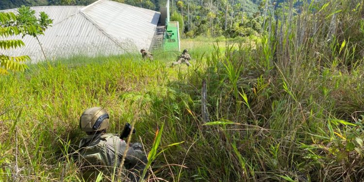 *Satgas Ops Damai Cartenz Pukul Mundur KKB Usai KKB Bakar Bangunan Puskesmas di Kiwirok Yang Sudah Tidak Beroperasi*