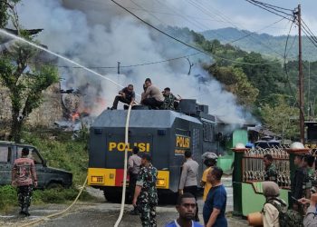 quick-respon-polri-bantu-padamkan-kebakaran-di-kodam-lama-jayapura