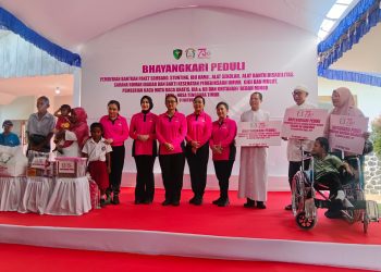 Ketua Umum Bhayangkari Salurkan 5.000 Paket Bansos, Gelar Bakti Kesehatan dan Religi di Ende, NTT