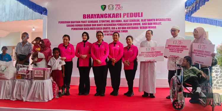 Ketua Umum Bhayangkari Salurkan 5.000 Paket Bansos, Gelar Bakti Kesehatan dan Religi di Ende, NTT
