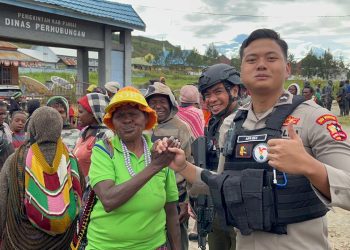 *HUT Kabupaten Paniai, Ops Damai Cartenz dan Polres Paniai Berbagi Keceriaan di Tradisi Bakar Batu*