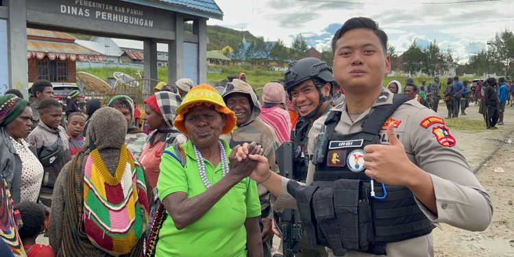 *HUT Kabupaten Paniai, Ops Damai Cartenz dan Polres Paniai Berbagi Keceriaan di Tradisi Bakar Batu*