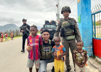 *Personel Ops Damai Cartenz Berbagi Kebahagiaan Bersama Warga dan Anak-anak di Enarotali*