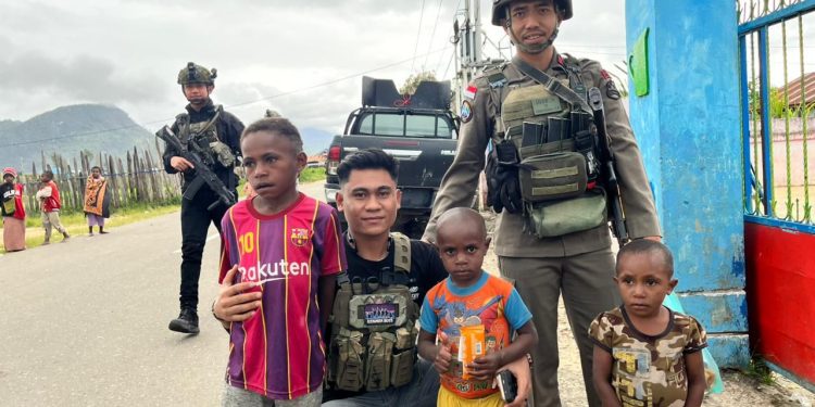 *Personel Ops Damai Cartenz Berbagi Kebahagiaan Bersama Warga dan Anak-anak di Enarotali*