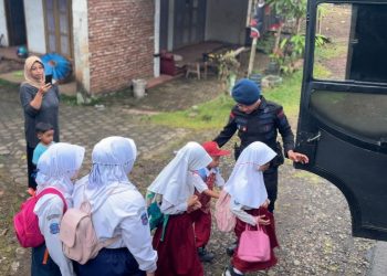 Brimob Hadirkan Bus Sekolah Gratis di Tasikmalaya