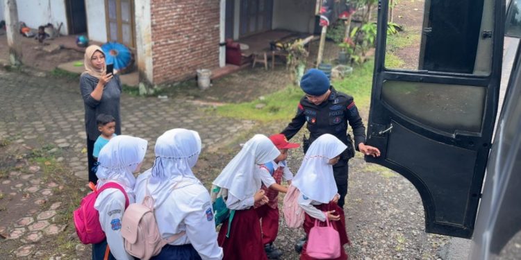 Brimob Hadirkan Bus Sekolah Gratis di Tasikmalaya