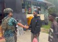 *Personel Operasi Damai Cartenz Gelar Kegiatan Humanis Bersama Warga Enarotali*