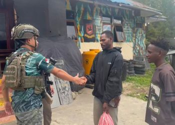 *Personel Operasi Damai Cartenz Gelar Kegiatan Humanis Bersama Warga Enarotali*
