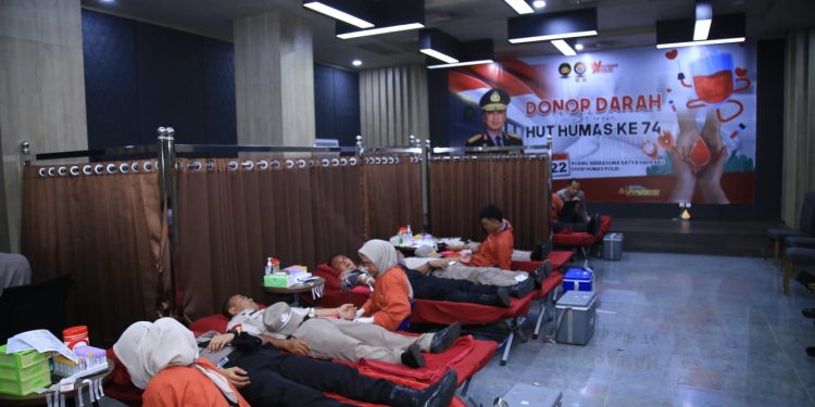 *Humas Polri Gelar Donor Darah Serentak, Terkumpul 16.619 Kantong dalam Rangka Hari Jadi ke-74*